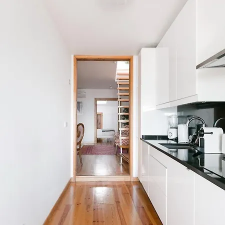 Breathtaking River-city View Two Private Terraces 3 Bedrooms And 3 Bathrooms 17th Century Building Bica Chiado District Лиссабон