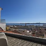 شقة Breathtaking River-city View Two Private Terraces 3 Bedrooms And 3 Bathrooms 17th Century Building Bica Chiado District *