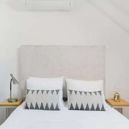 Breathtaking River-city View Two Private Terraces 3 Bedrooms And 3 Bathrooms 17th Century Building Bica Chiado District 公寓 Lisboa