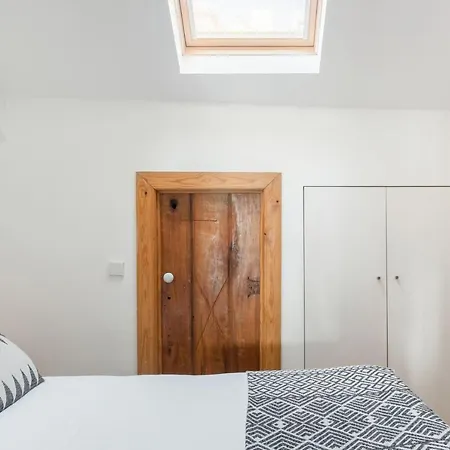 Breathtaking River-city View Two Private Terraces 3 Bedrooms And 3 Bathrooms 17th Century Building Bica Chiado District Lisboa