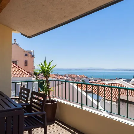 公寓 Breathtaking River-city View Two Private Terraces 3 Bedrooms And 3 Bathrooms 17th Century Building Bica Chiado District *