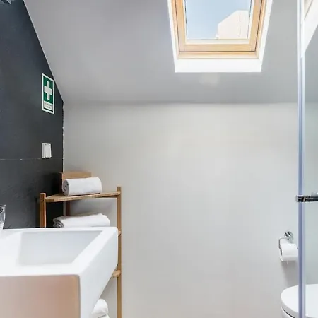 Breathtaking River-city View Two Private Terraces 3 Bedrooms And 3 Bathrooms 17th Century Building Bica Chiado District 리스본
