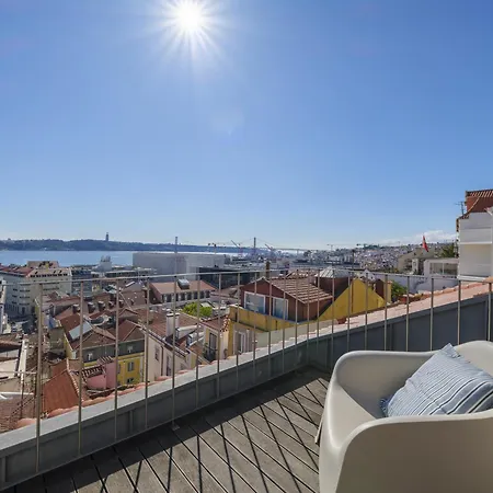 Breathtaking River-city View Two Private Terraces 3 Bedrooms And 3 Bathrooms 17th Century Building Bica Chiado District شقة