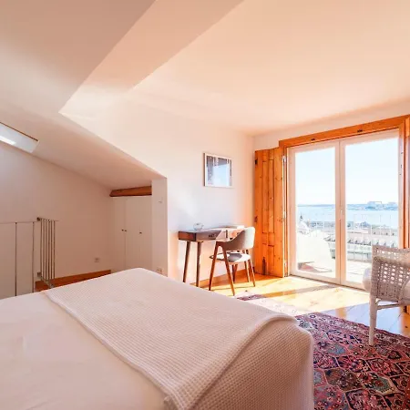 Breathtaking River-city View Two Private Terraces 3 Bedrooms And 3 Bathrooms 17th Century Building Bica Chiado District Διαμέρισμα