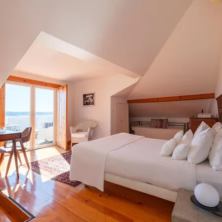 Breathtaking River-city View Two Private Terraces 3 Bedrooms And 3 Bathrooms 17th Century Building Bica Chiado District Διαμέρισμα Lisboa