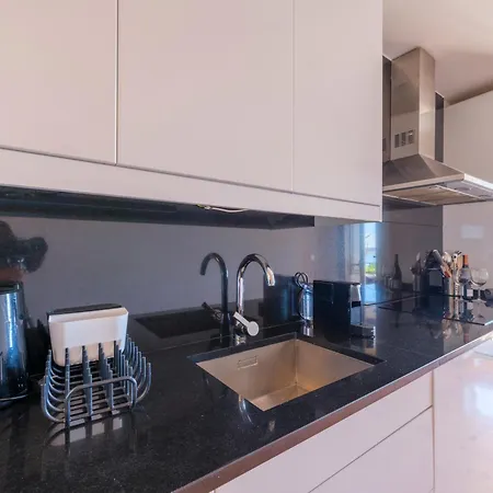 Breathtaking River-city View Two Private Terraces 3 Bedrooms And 3 Bathrooms 17th Century Building Bica Chiado District Διαμέρισμα *