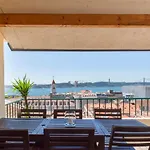 Апартаменти Breathtaking River-city View Two Private Terraces 3 Bedrooms And 3 Bathrooms 17th Century Building Bica Chiado District