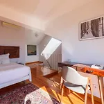 Breathtaking River-city View Two Private Terraces 3 Bedrooms And 3 Bathrooms 17th Century Building Bica Chiado District * Лісабон