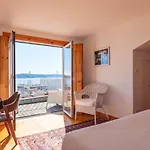 Апартаменти Breathtaking River-city View Two Private Terraces 3 Bedrooms And 3 Bathrooms 17th Century Building Bica Chiado District Лісабон