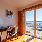 Апартаменти Breathtaking River-city View Two Private Terraces 3 Bedrooms And 3 Bathrooms 17th Century Building Bica Chiado District *