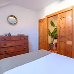 Апартаменти Breathtaking River-city View Two Private Terraces 3 Bedrooms And 3 Bathrooms 17th Century Building Bica Chiado District Лісабон