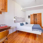 Breathtaking River-city View Two Private Terraces 3 Bedrooms And 3 Bathrooms 17th Century Building Bica Chiado District * Лісабон