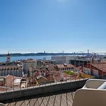 Breathtaking River-city View Two Private Terraces 3 Bedrooms And 3 Bathrooms 17th Century Building Bica Chiado District Апартаменти Лісабон
