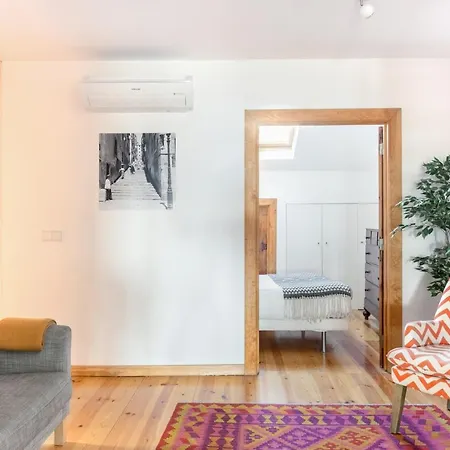 Апартаменти Breathtaking River-city View Two Private Terraces 3 Bedrooms And 3 Bathrooms 17th Century Building Bica Chiado District *