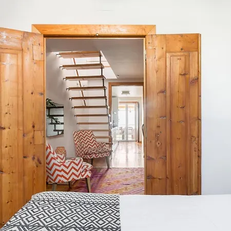 Апартаменти Breathtaking River-city View Two Private Terraces 3 Bedrooms And 3 Bathrooms 17th Century Building Bica Chiado District *