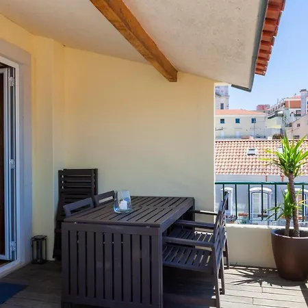 Breathtaking River-city View Two Private Terraces 3 Bedrooms And 3 Bathrooms 17th Century Building Bica Chiado District Апартаменти