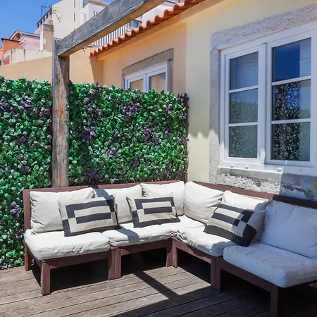 Апартаменти Breathtaking River-city View Two Private Terraces 3 Bedrooms And 3 Bathrooms 17th Century Building Bica Chiado District Лісабон