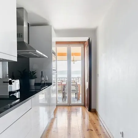 Breathtaking River-city View Two Private Terraces 3 Bedrooms And 3 Bathrooms 17th Century Building Bica Chiado District Lissabon