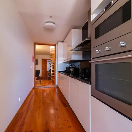 Breathtaking River-city View Two Private Terraces 3 Bedrooms And 3 Bathrooms 17th Century Building Bica Chiado District Апартаменти