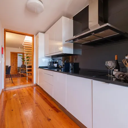 Breathtaking River-city View Two Private Terraces 3 Bedrooms And 3 Bathrooms 17th Century Building Bica Chiado District Lissabon