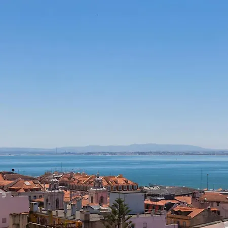 Breathtaking River-city View Two Private Terraces 3 Bedrooms&3 Bathrooms 17th Century Building Bica Chiado District *